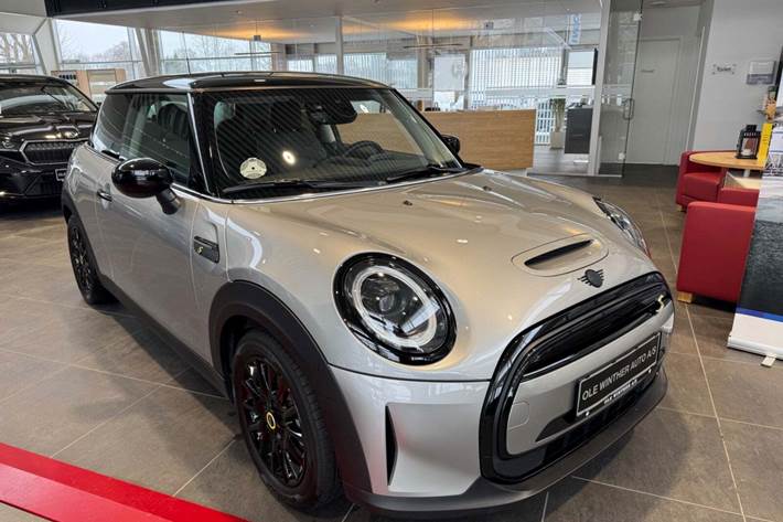 Grå Mini Cooper SE fra 2023 set udefra