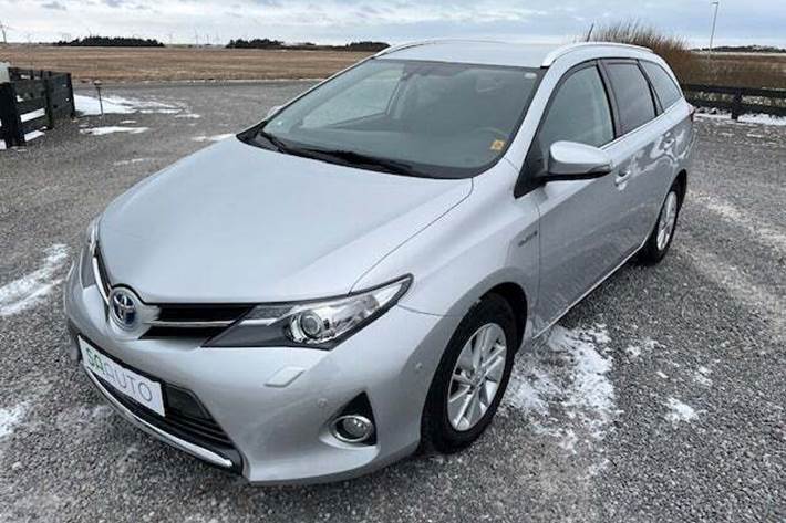 Sølv Toyota Auris fra 2013 set udefra