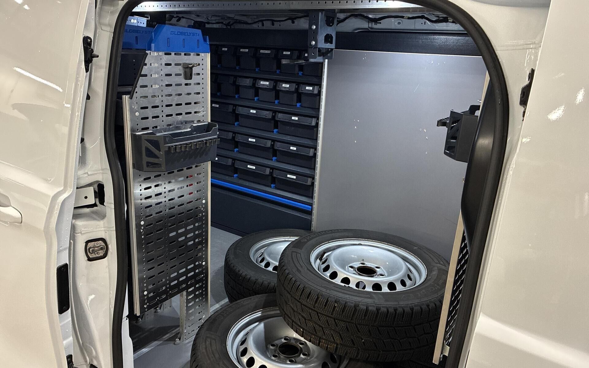 Hvid Ford Transit Custom fra 2024