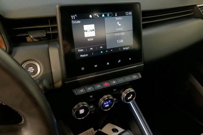 Grå Renault Clio V fra 2022