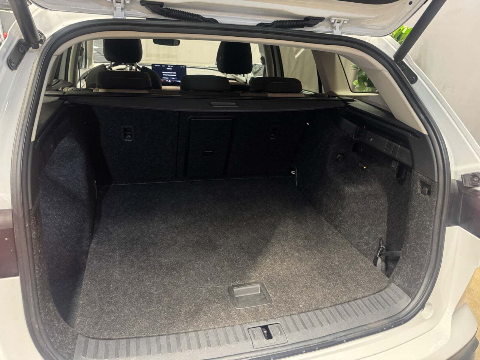 Hvid Skoda Enyaq fra 2021