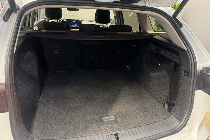 Hvid Skoda Enyaq fra 2021