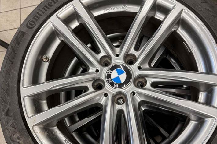 Hvid BMW 330i fra 2017