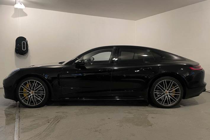 Gul Porsche Panamera Turbo fra 2016