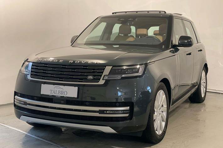 Grøn Land Rover Range Rover fra 2023 set udefra