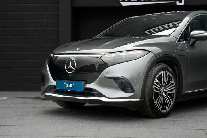 Grå Mercedes EQS450+ SUV fra 2023 set udefra