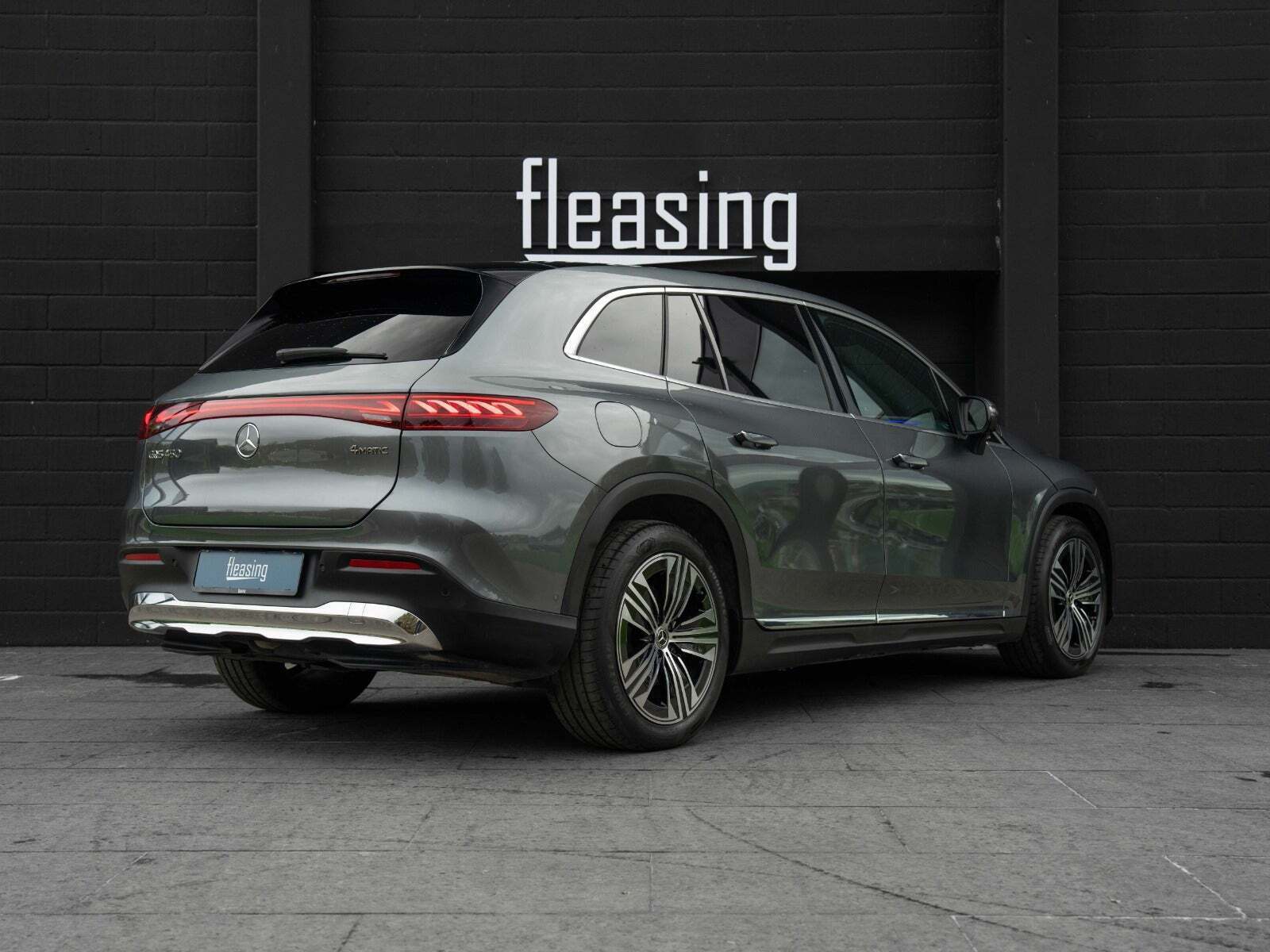Grå Mercedes EQS450+ SUV fra 2023