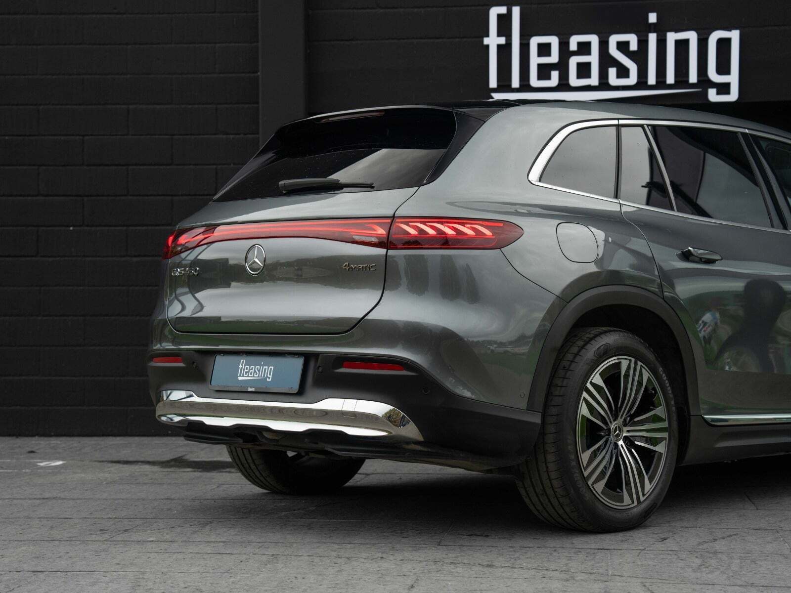 Grå Mercedes EQS450+ SUV fra 2023