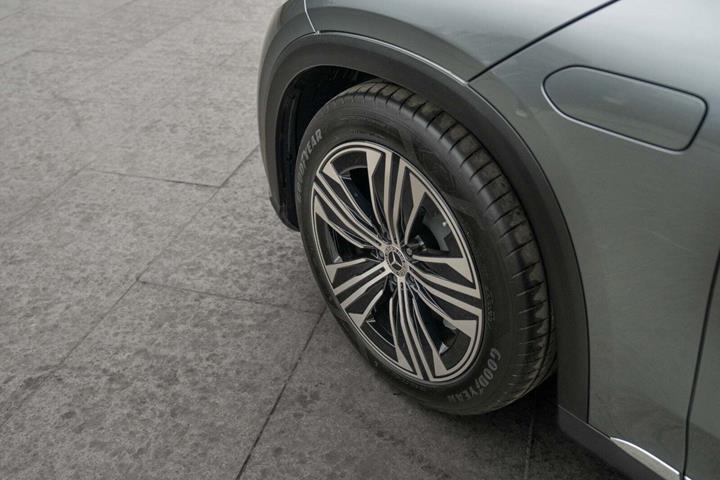 Grå Mercedes EQS450+ SUV fra 2023 set udefra