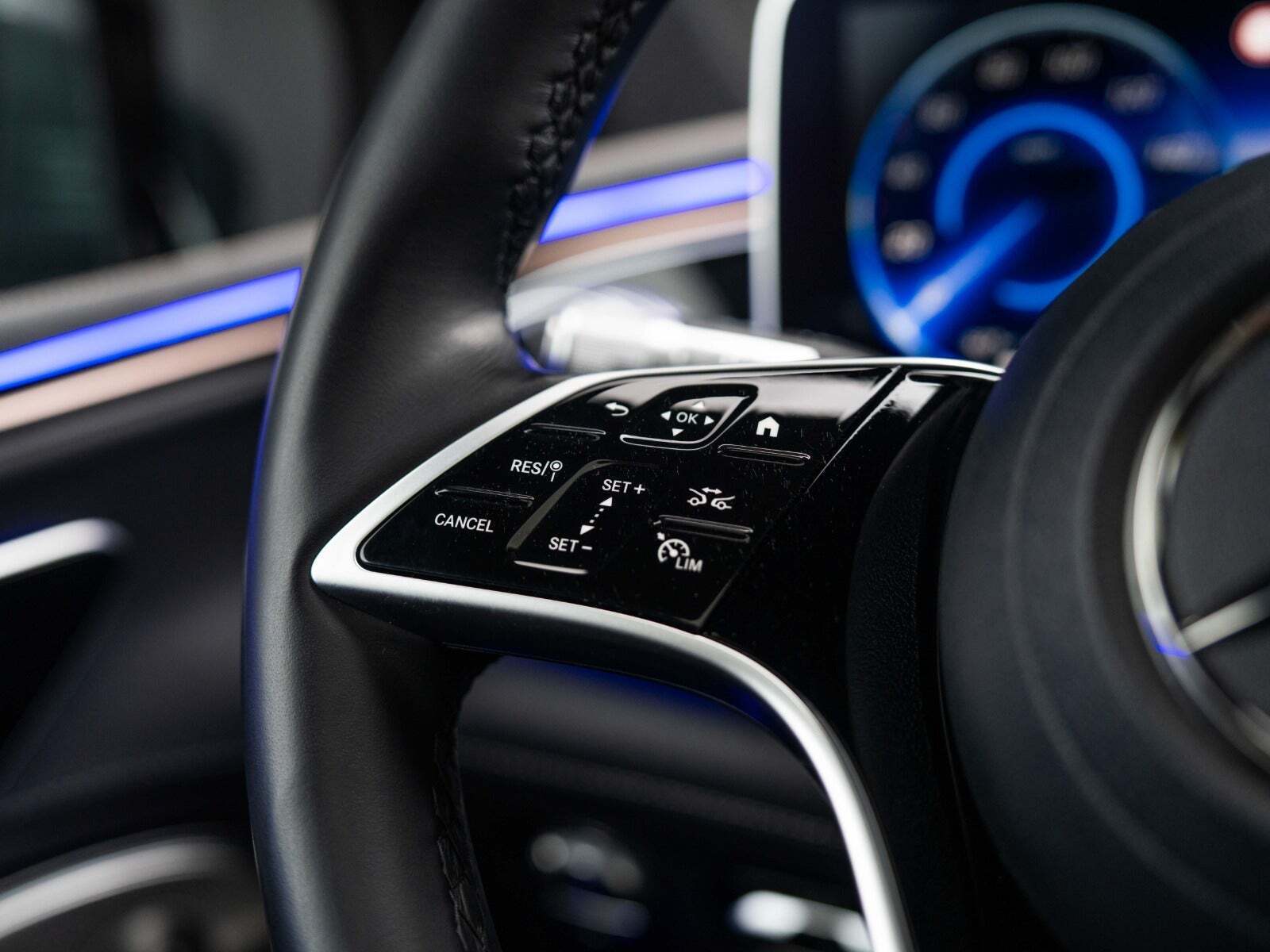 Grå Mercedes EQS450+ SUV fra 2023 set indefra