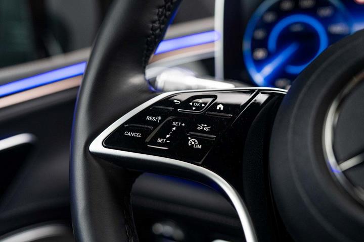 Grå Mercedes EQS450+ SUV fra 2023 set indefra