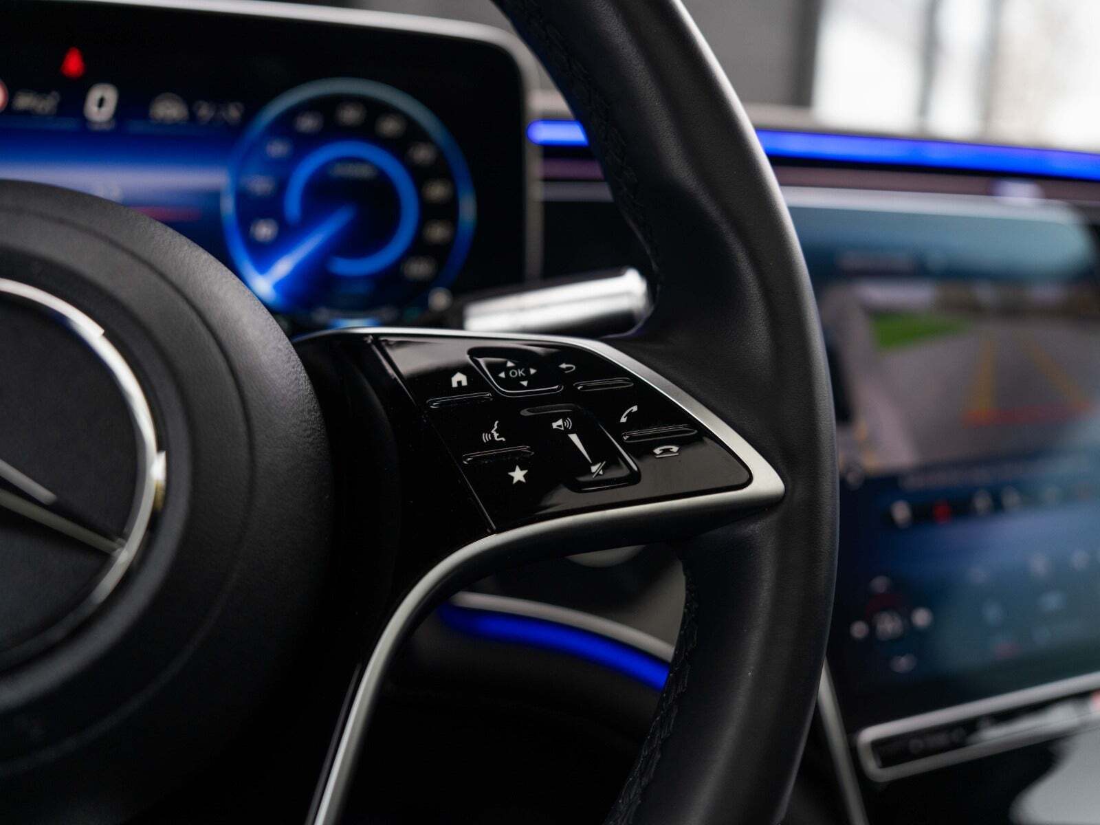 Grå Mercedes EQS450+ SUV fra 2023