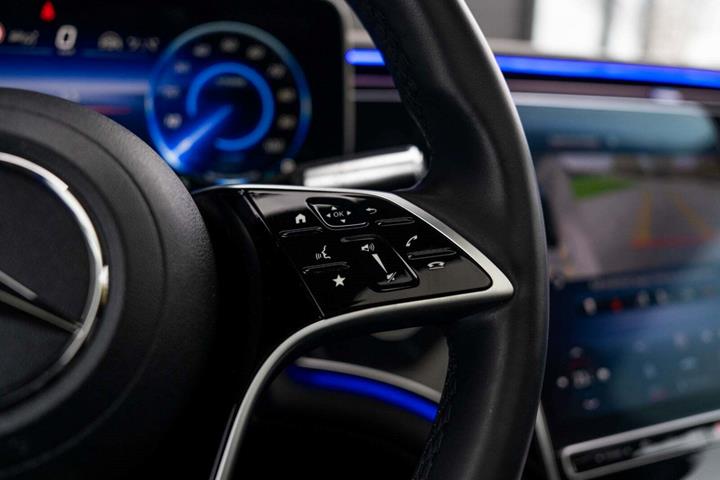 Grå Mercedes EQS450+ SUV fra 2023