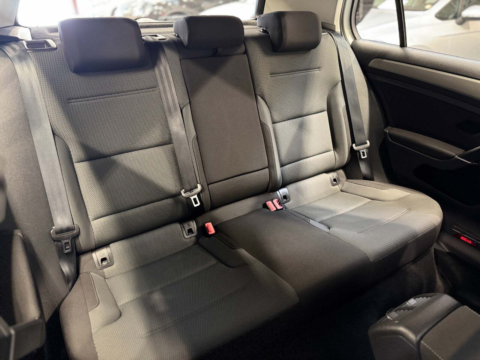 Hvid VW Golf VII fra 2014