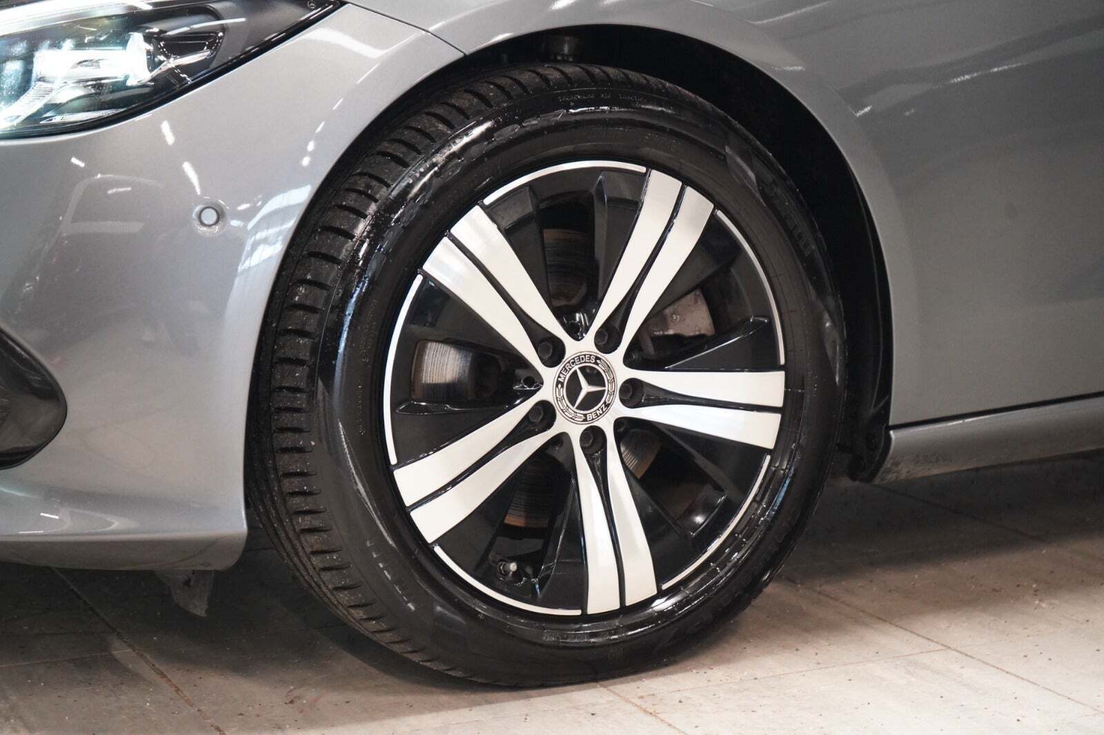 Grå Mercedes C220 d fra 2023