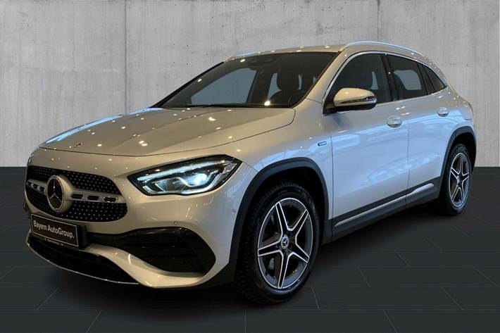 Sølv Mercedes GLA250 e fra 2020 set udefra
