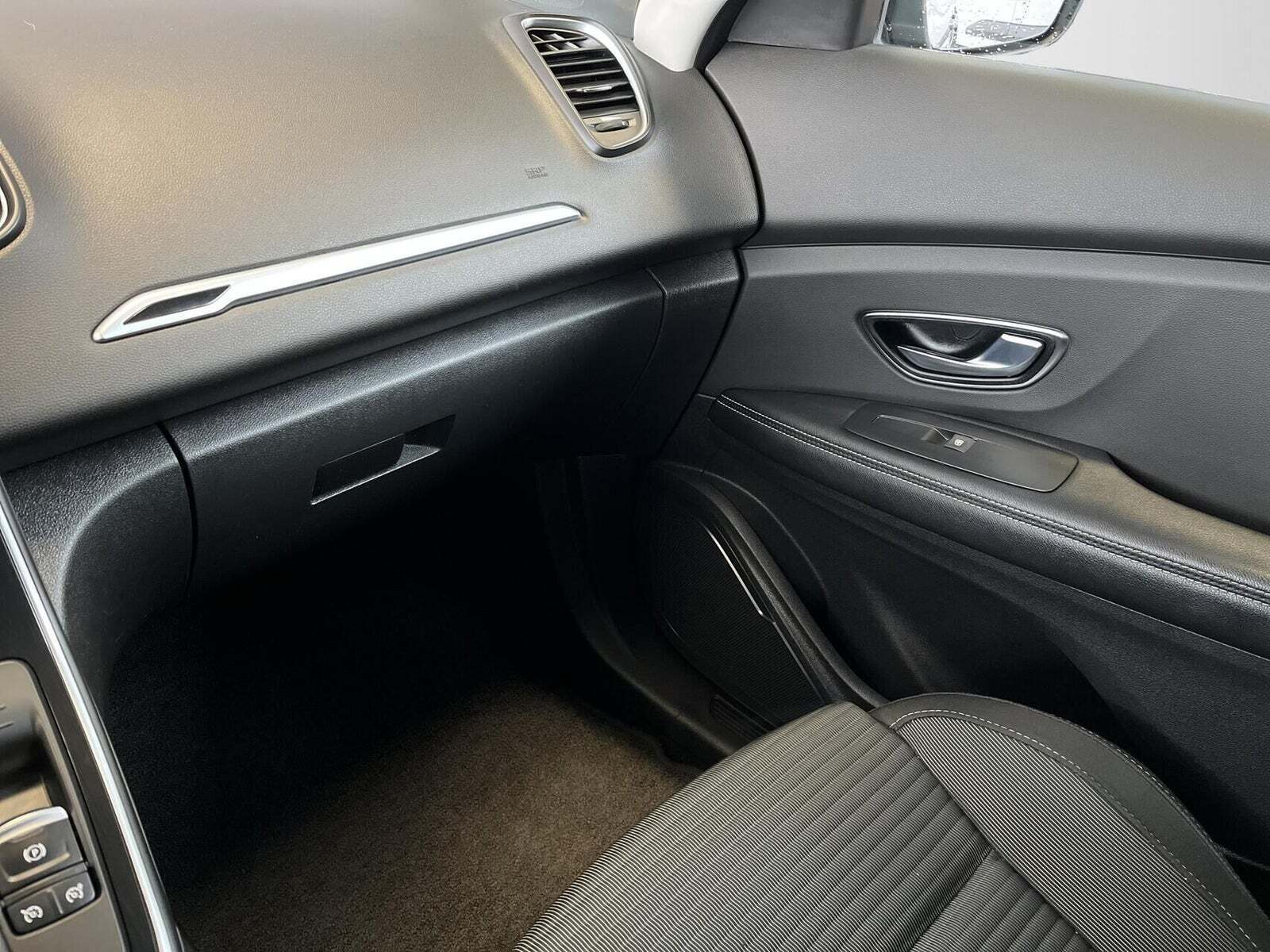 Grå Renault Grand Scenic IV fra 2019