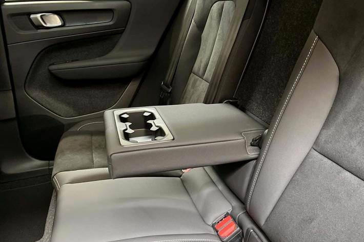 Sølv Volvo EX40 fra 2026