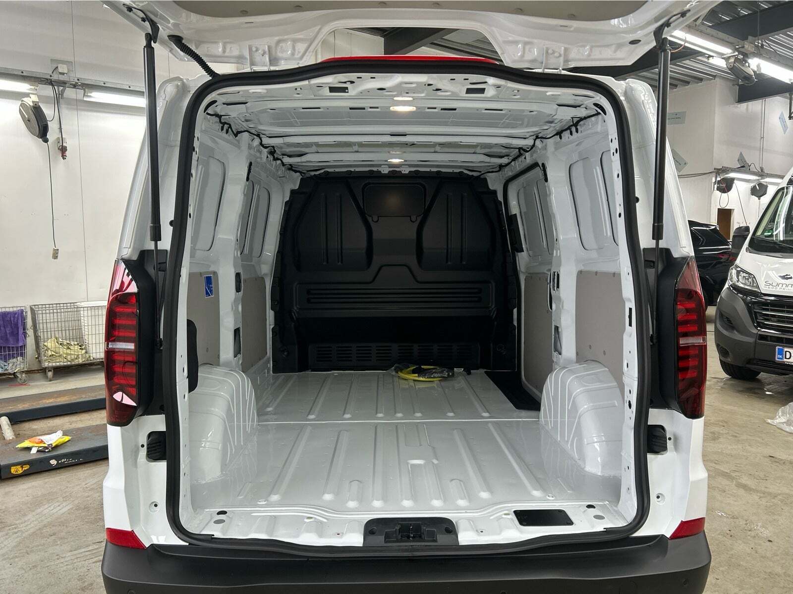 Hvid VW e-Transporter fra 2025