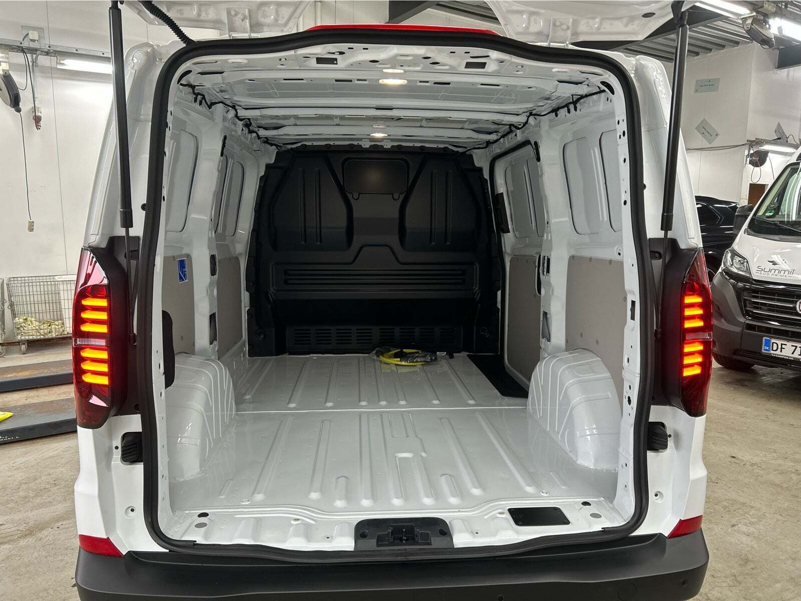 Hvid VW e-Transporter fra 2025
