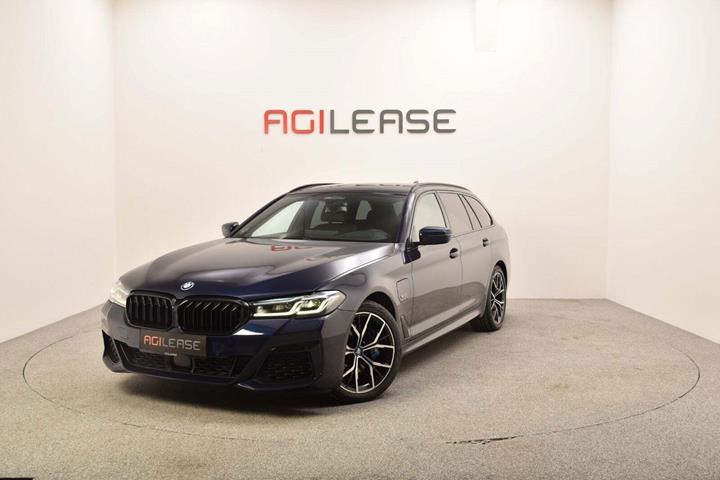 Blå BMW 530e fra 2022 set udefra