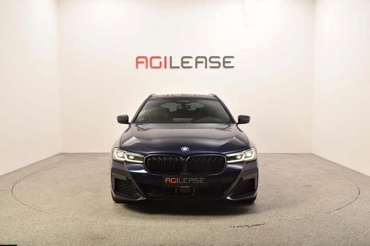 Blå BMW 530e fra 2022
