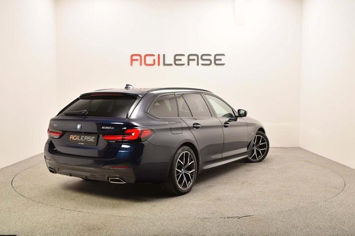 Blå BMW 530e fra 2022