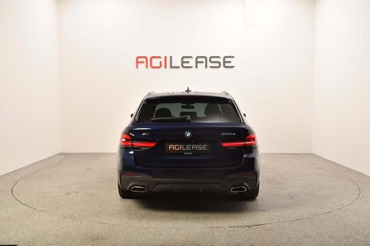 Blå BMW 530e fra 2022