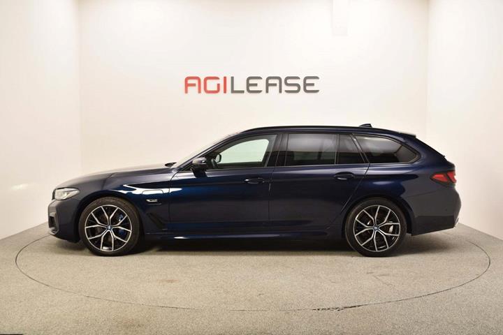 Blå BMW 530e fra 2022