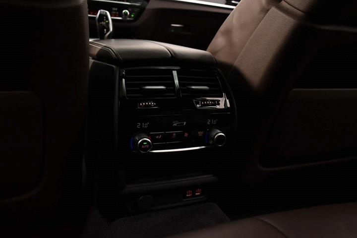 Blå BMW 530e fra 2022