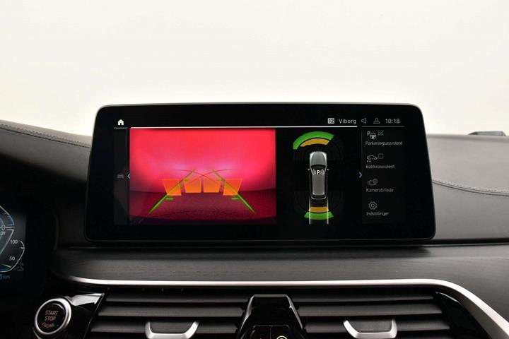 Blå BMW 530e fra 2022