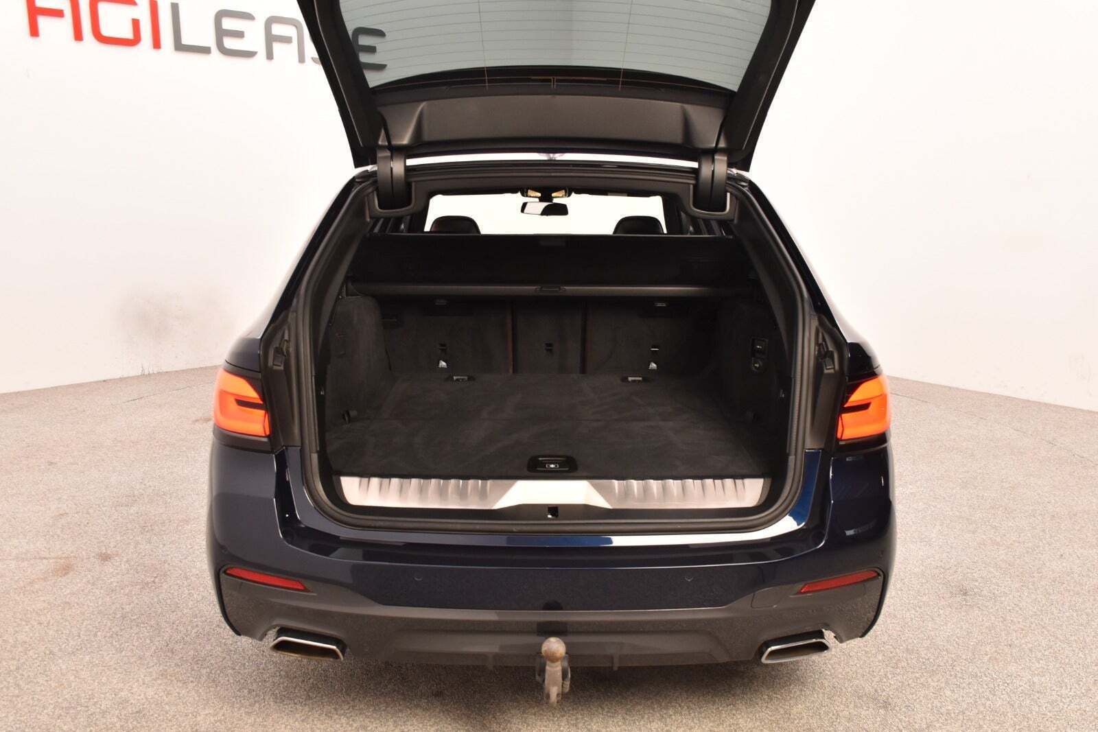 Blå BMW 530e fra 2022