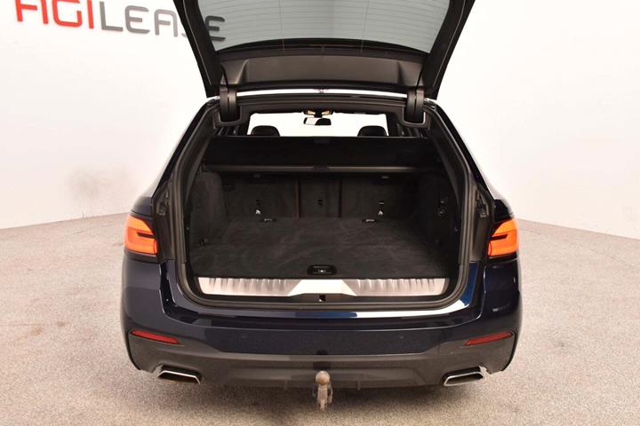 Blå BMW 530e fra 2022