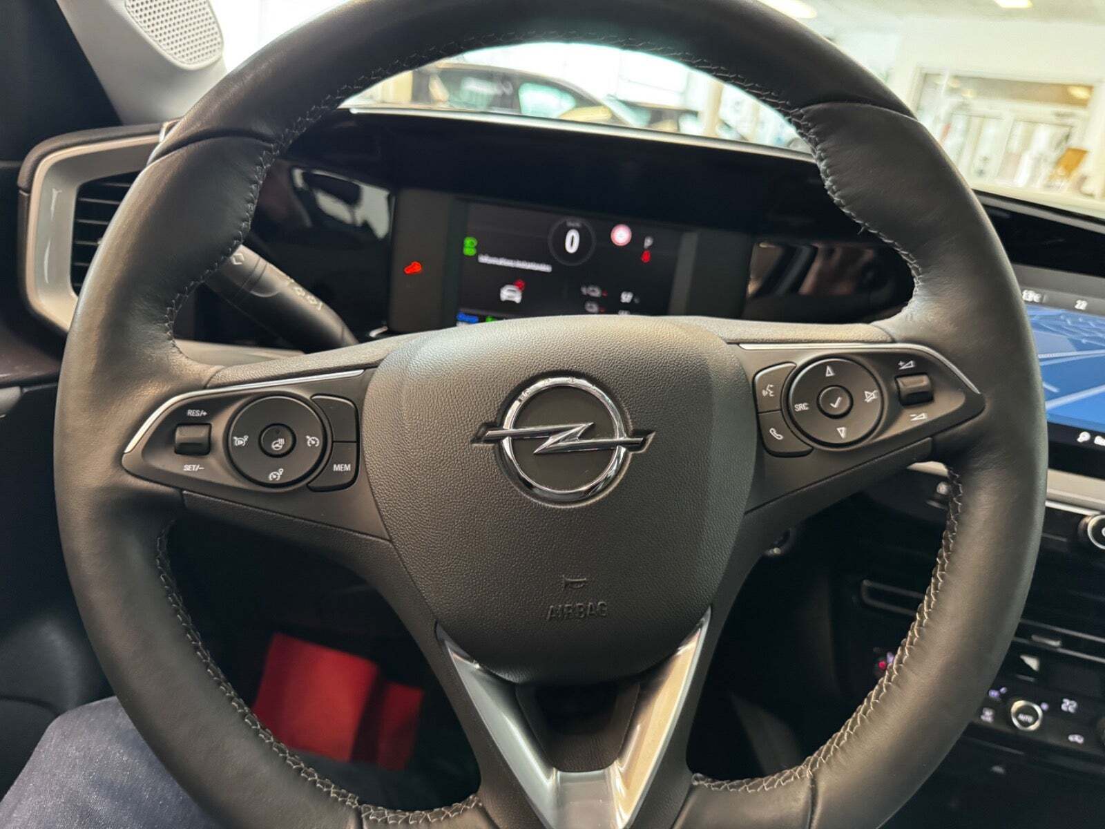 Blå Opel Mokka-e fra 2023