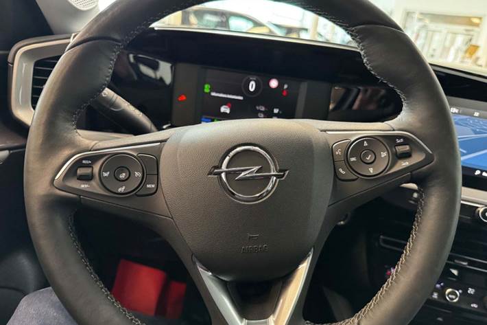 Blå Opel Mokka-e fra 2023