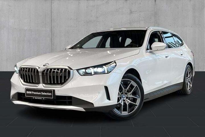 Hvid BMW i5 fra 2024 set udefra