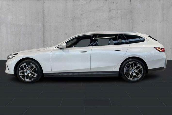 Hvid BMW i5 fra 2024