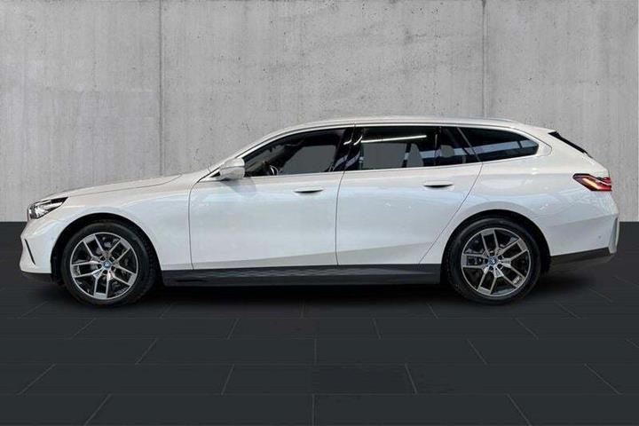 Hvid BMW i5 fra 2024
