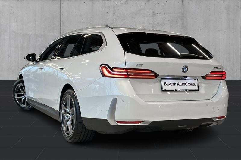 Hvid BMW i5 fra 2024