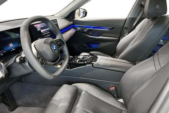Hvid BMW i5 fra 2024