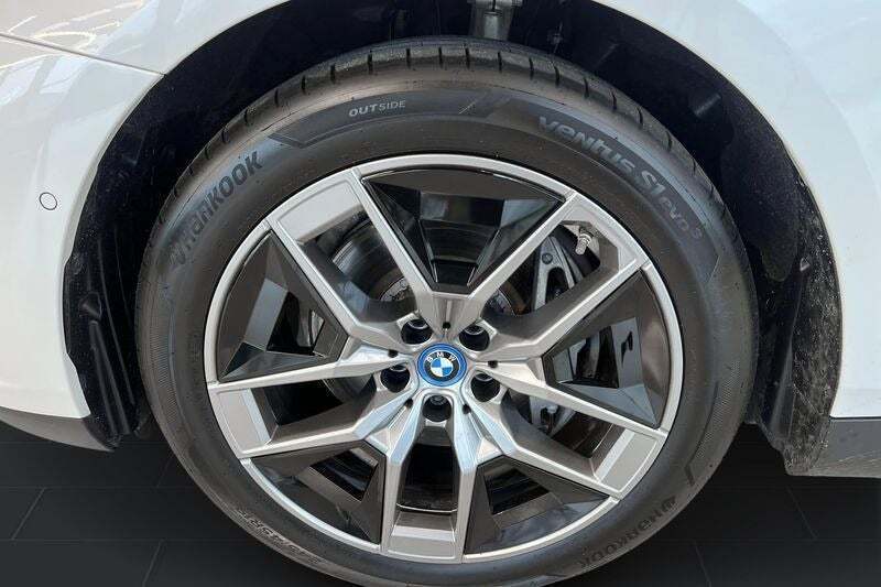 Hvid BMW i5 fra 2024