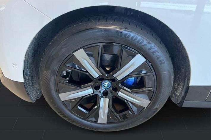 Hvid BMW iX fra 2022