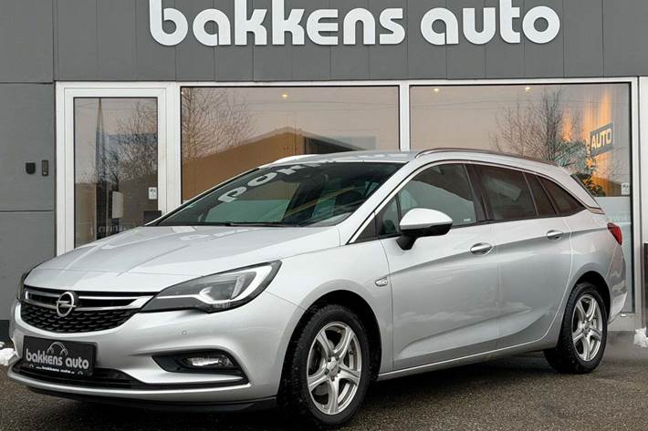 Sølv Opel Astra fra 2018 set udefra