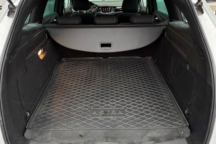 Sølv Opel Astra fra 2018