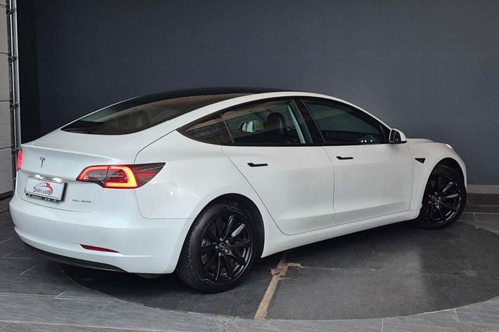 Hvid Tesla Model 3 fra 2020