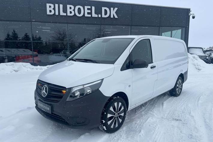 Hvid Mercedes Vito 114 fra 2023 set udefra