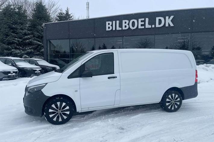 Hvid Mercedes Vito 114 fra 2023
