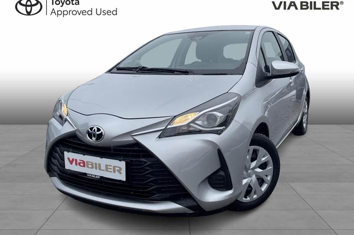 Grå Toyota Yaris fra 2020 set udefra