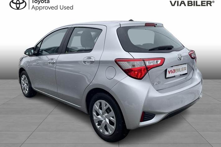 Grå Toyota Yaris fra 2020