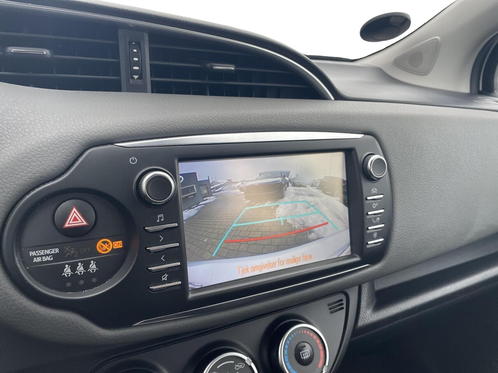 Grå Toyota Yaris fra 2020